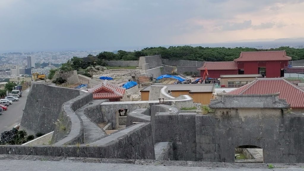 首里城の東端にある「寝廟殿」から、火災で焼失した本殿などの景色を眺める!(View of Shuri-Castle, in Okinawa-JAPAN) 首里城の東端にある「寝廟殿」から、火災で焼失した本殿などの景色を眺める!(View of Shuri-Castle, in Okinawa-JAPAN)
