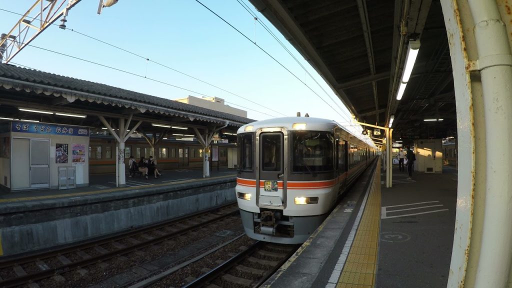 [4K] 東海道線 ホームライナー浜松3号　沼津駅(6月)入線