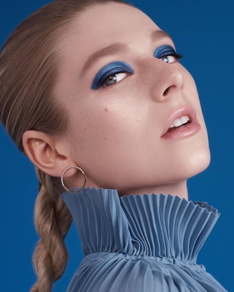 SHISEIDO: #HunterSchafer is feeling blue with POP PowderGel Eyeshadow in Zaa-Zaa Navy. “Th… #HunterSchafer is feeling blue with POP PowderGel Eyeshadow in Zaa-Zaa Navy. “Th...