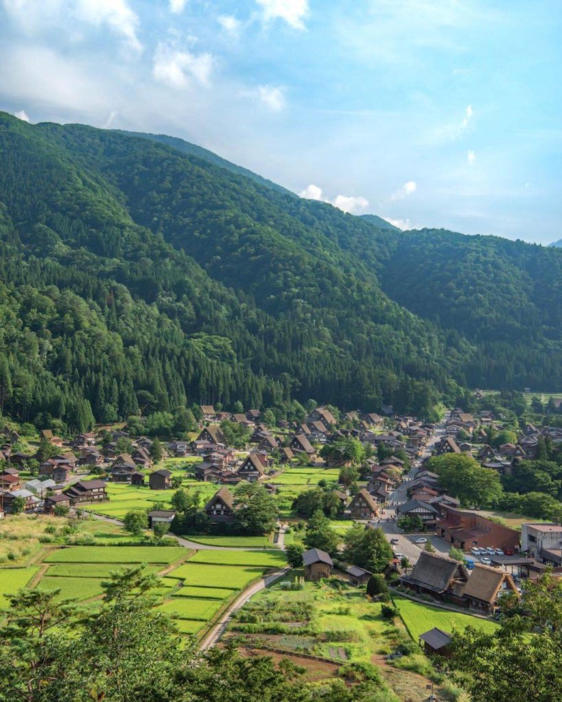 The difference between summer and winter in Shirakawago is striking! Scroll back...