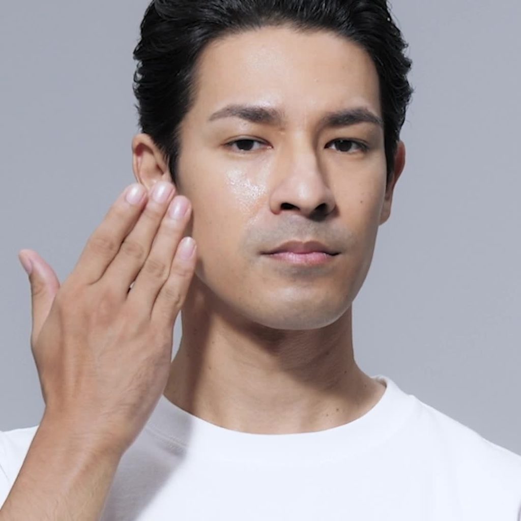 Two pumps twice a day is all you need for 32 hours of hydration. SHISEIDO Men Ul...
