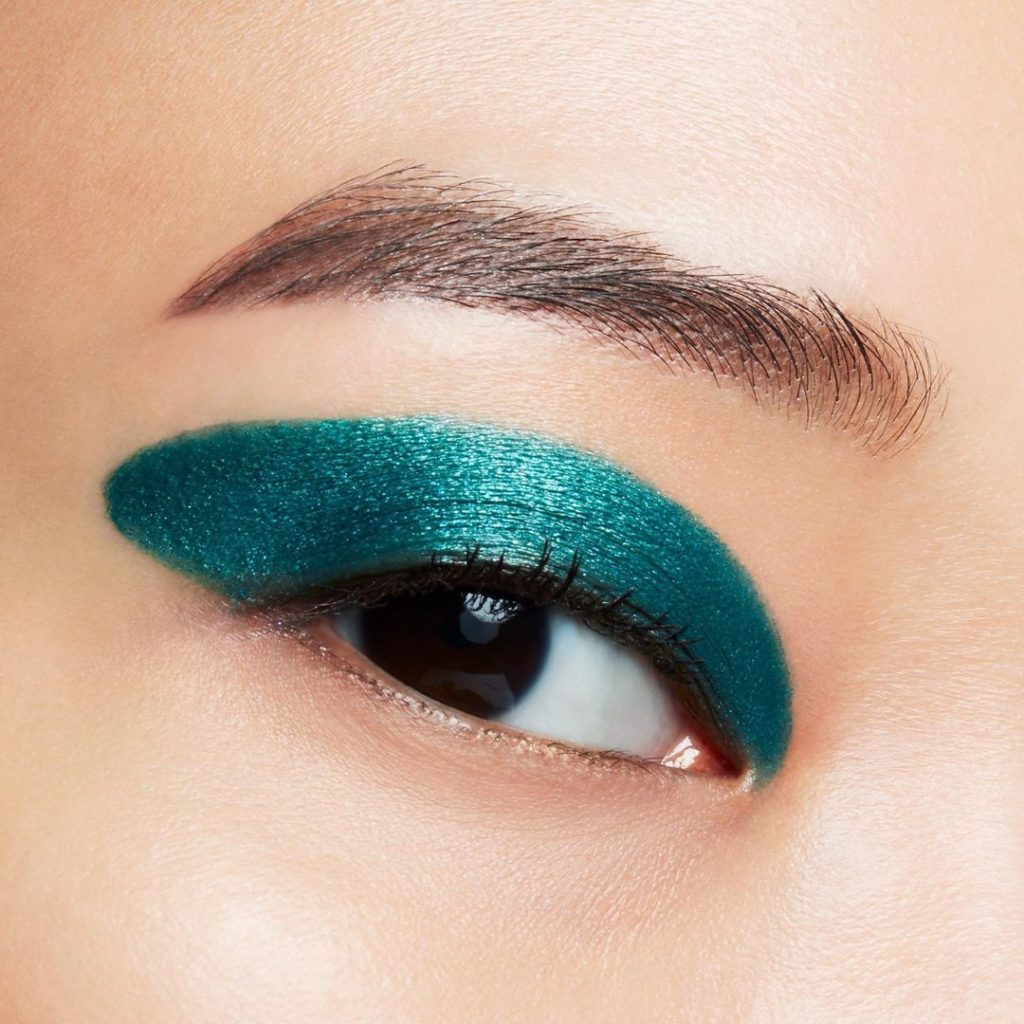 Escape to the heart of the forest in a single swipe. Our SHISEIDO muse wears POP...