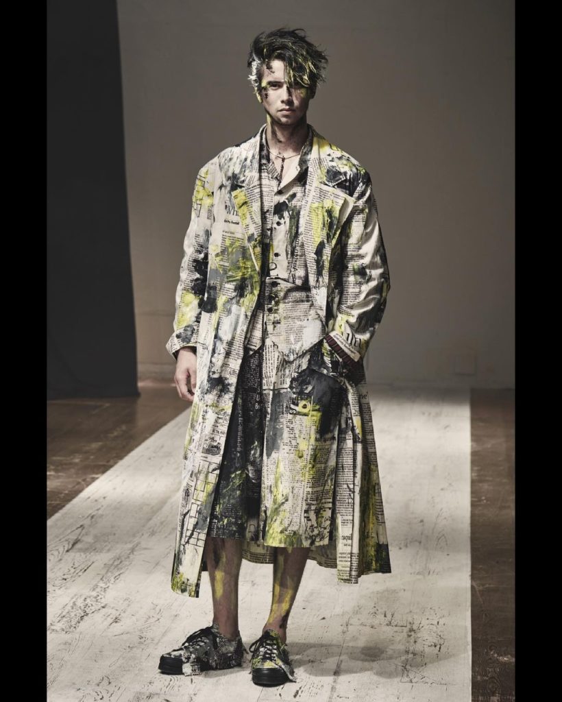 Watch and discover the Yohji Yamamoto POUR HOMME Spring/Summer 2022 collection

...