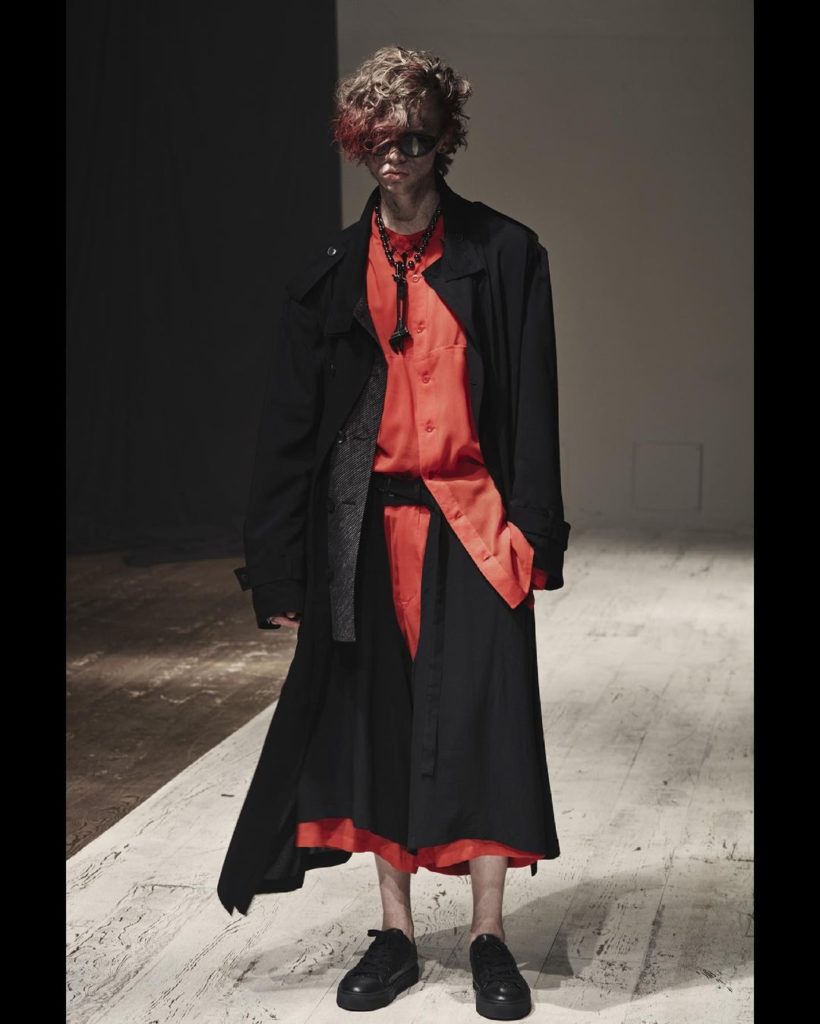 Watch and discover the Yohji Yamamoto POUR HOMME Spring/Summer 2022 collection

...