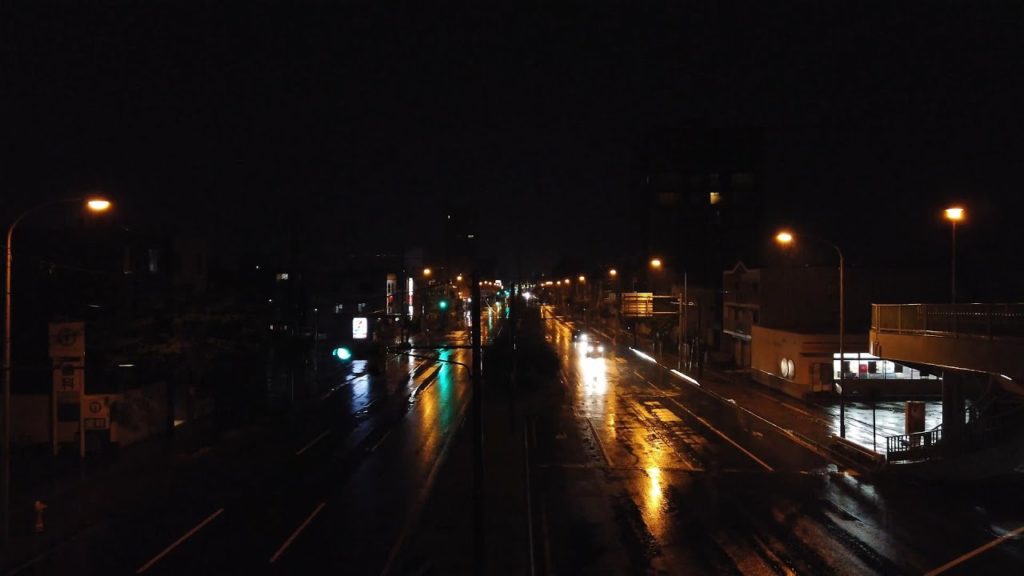 【4K】2021 日本の札幌で非常に暗い夜に大雨の中を歩く【Binaural Audio】