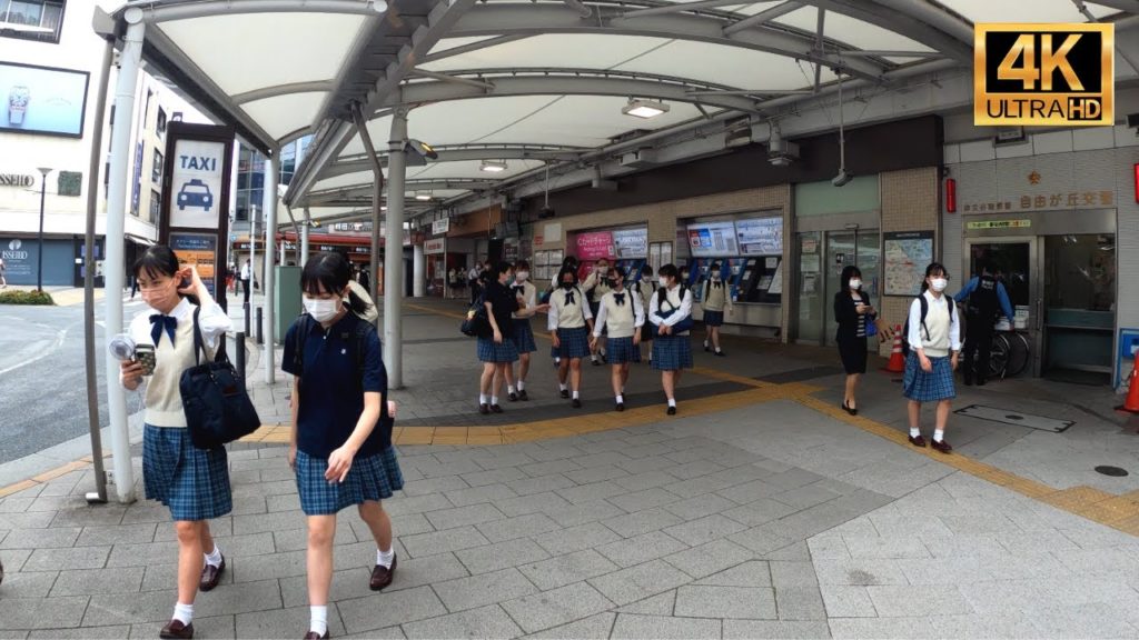Many Japanese school girls in morning. Tokyo. | Walk Japan 2021［4K］