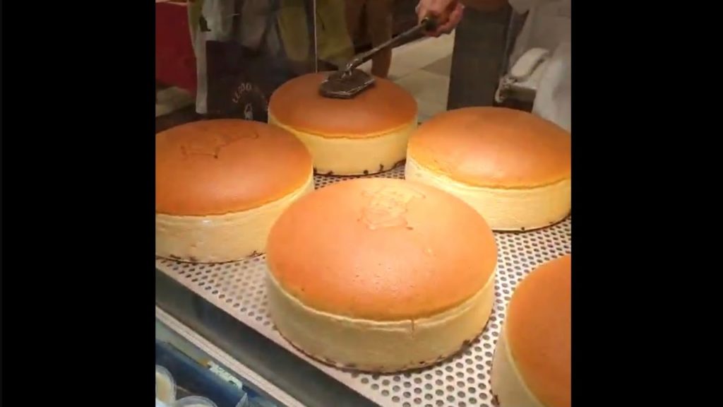 JIGGLY FLUFFY Japanese Cheesecake / Uncle Rikuro #shorts