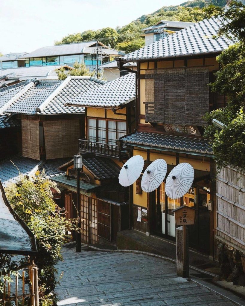 A moment of quiet on the streets of Kyoto.
: @sliceofpai
-----⁣⠀
Kyoto, #Japan
....