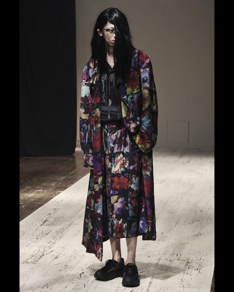 Watch and discover the Yohji Yamamoto POUR HOMME Spring/Summer 2022 collection

...
