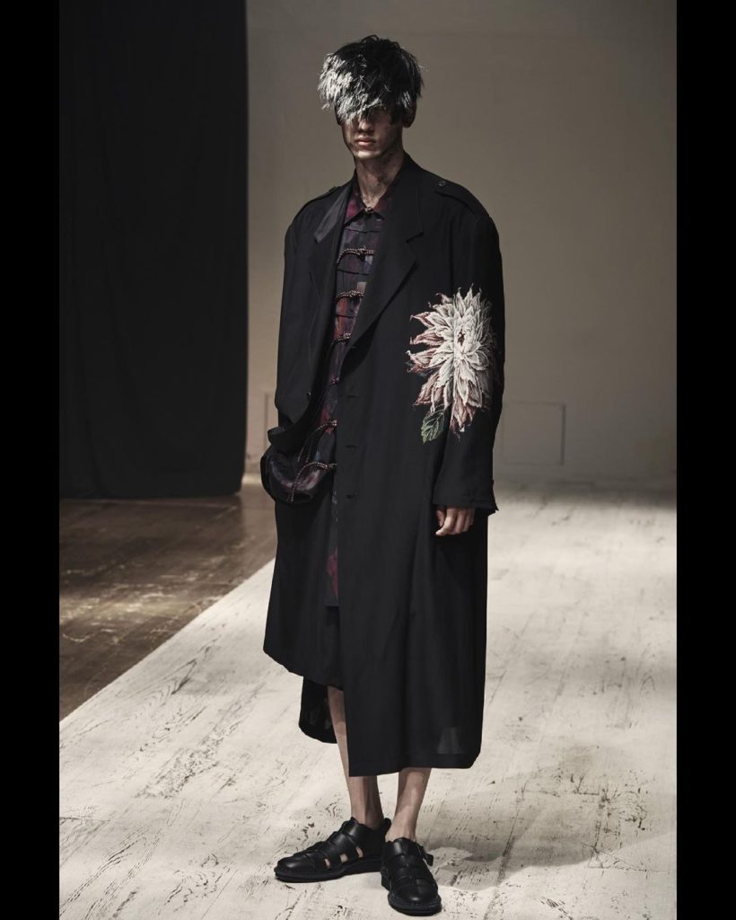 Watch and discover the Yohji Yamamoto POUR HOMME Spring/Summer 2022 collection

...