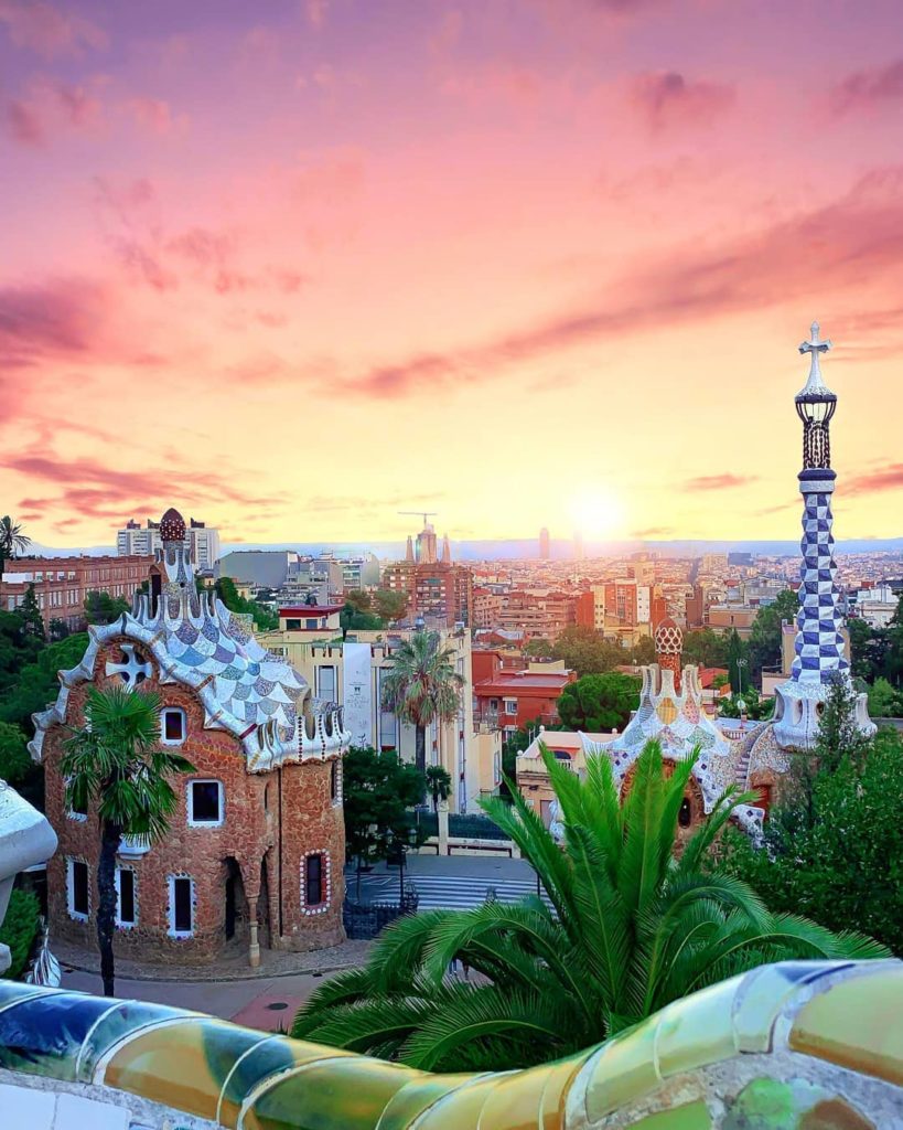 .
Park Guell overlooking Barcelona.
The gentle color of the sky gives healing.
#...