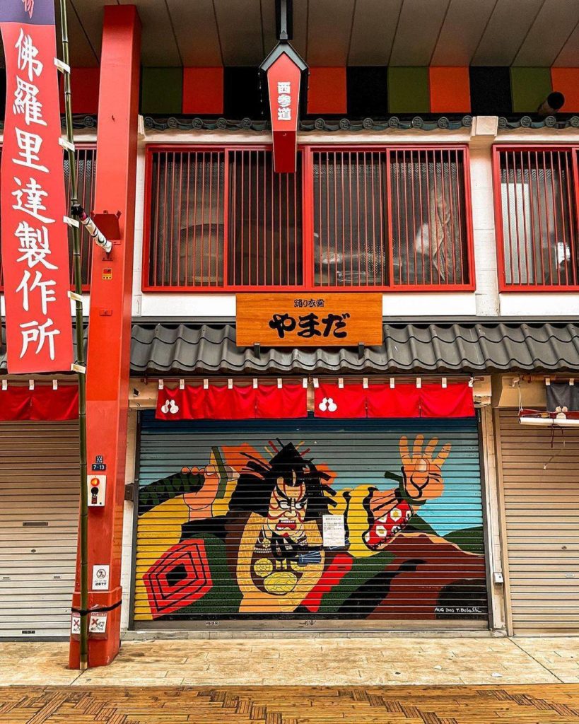 When one door closes...it gets filled with art! 
: @b.kaiii
-----⁣⠀
Tokyo, #Jap...