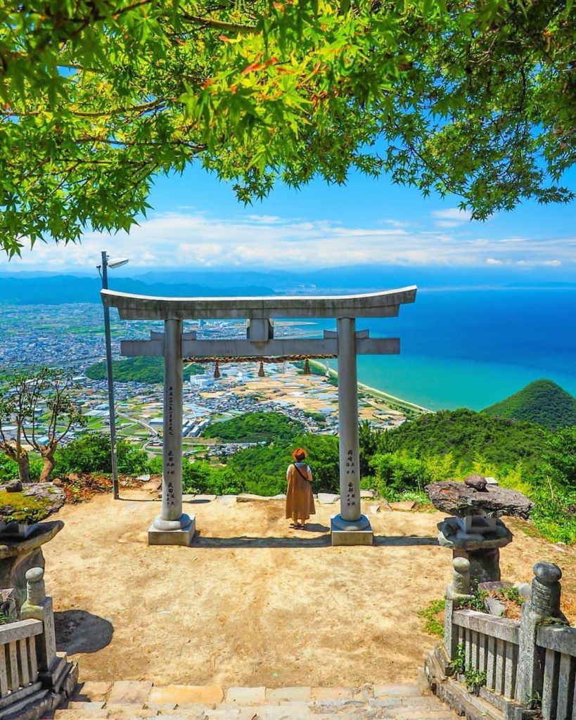 The sky seems to join the sea almost seamlessly at Kagawa's Takaya Shrine! This ...