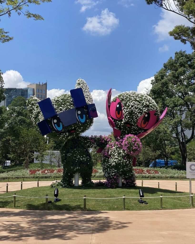 The sun was shining brightly on flower @miraitowa and @someity today!  Robots! ...