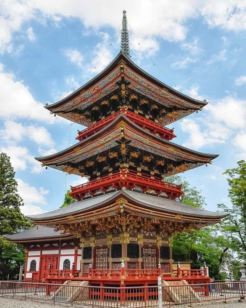 Look at this extraordinary pagoda shining under a brilliant sun! 
This three-sto...