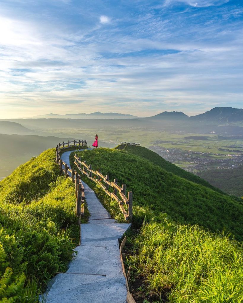 Visit Japan: These views are unbe-leaf-able! Hire a car and head to the grassland plateaus i… These views are unbe-leaf-able! Hire a car and head to the grassland plateaus i...