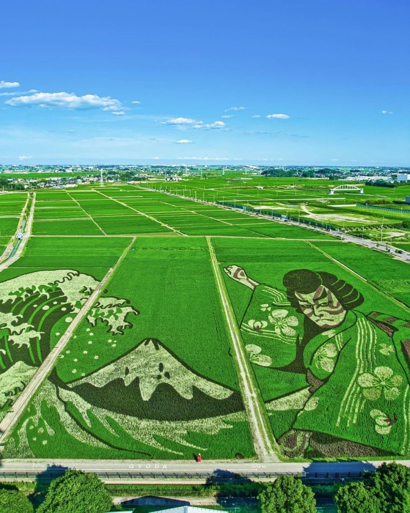 We love the inventive ways that art can be incorporated into just about any sett...
