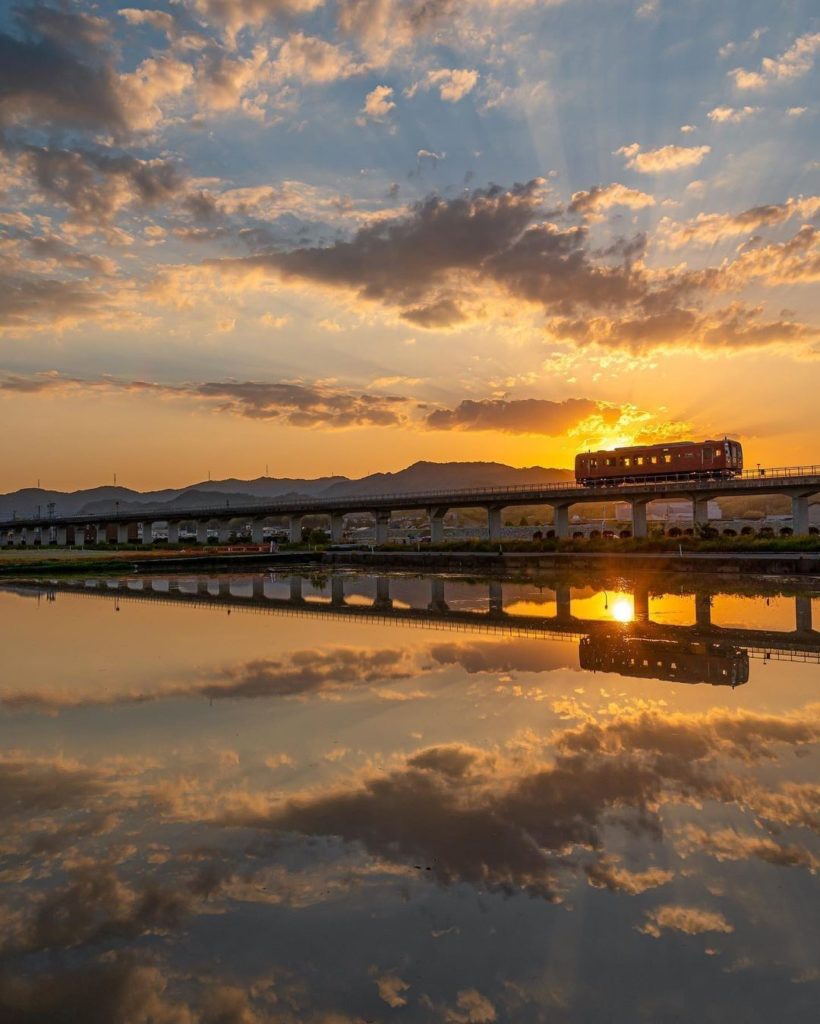 Double the views, double the astonishment 
Riding on the Ibara Railway through O...