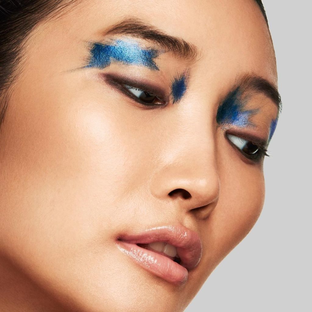 Strokes of genius. Our SHISEIDO muse wears POP PowderGel Eyeshadow in Za-Za Navy...