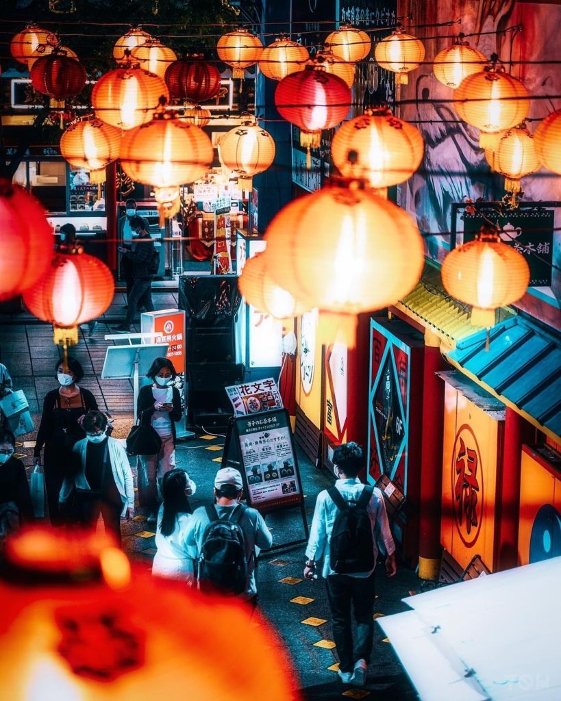 The warm glow of Yokohama Chinatown after dark 
: @yohzero
Yokohama Chinatown, #...
