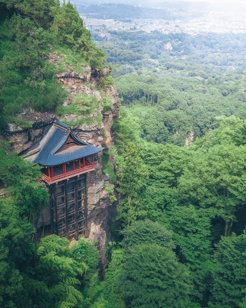 Now this is what we call living life on the edge!
The cliff-hanging Shakuson-ji ...