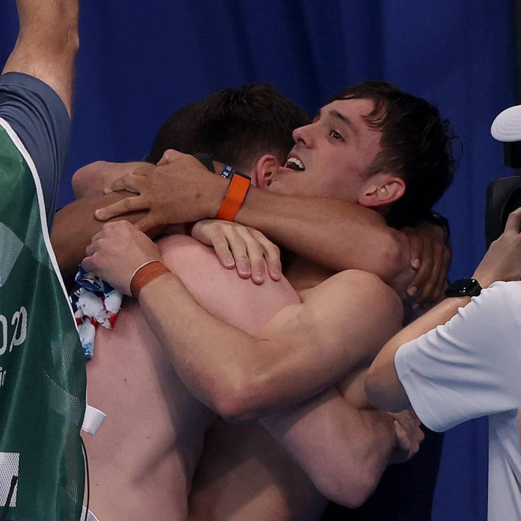 They've done it! 

#GBR's @tomdaley and @mattydiver win the men's synchronised 1...