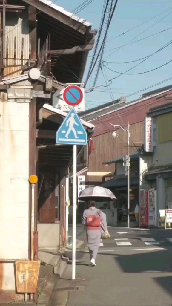 Everyday life in Kyoto 
Please visit the content creator's page for more! 
: @yu...