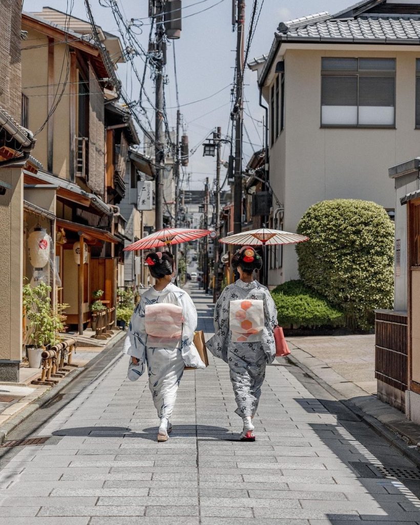 Masks on, parasols out!    Hope you all have a great weekend ahead!
: @benrich__...