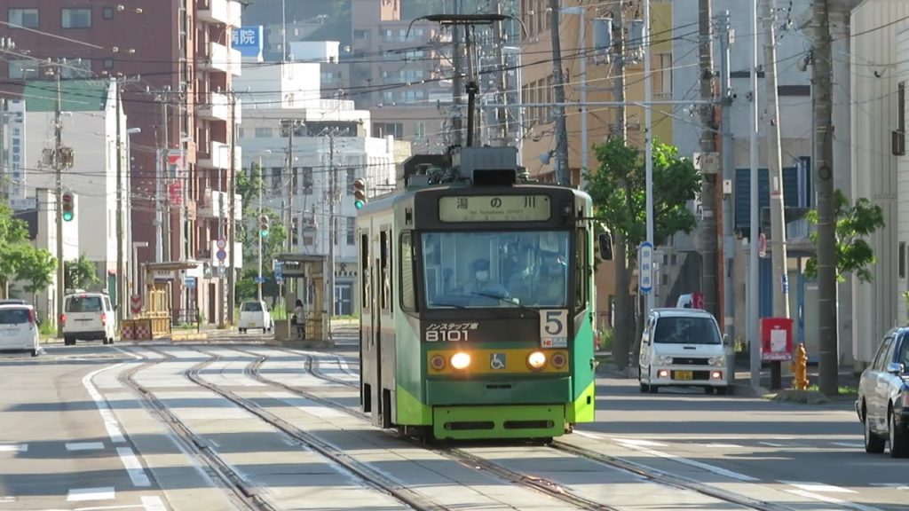 函館市電8100形 市役所前電停到着 Hakodate City Tram 8100 series tramcar 函館市電8100形 市役所前電停到着 Hakodate City Tram 8100 series tramcar