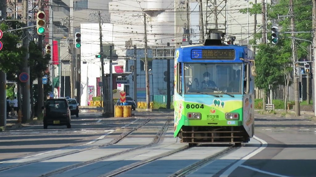 函館市電8000形 魚市場通停留場到着 Hakodate City Tram 8000 series tramcar 函館市電8000形 魚市場通停留場到着 Hakodate City Tram 8000 series tramcar