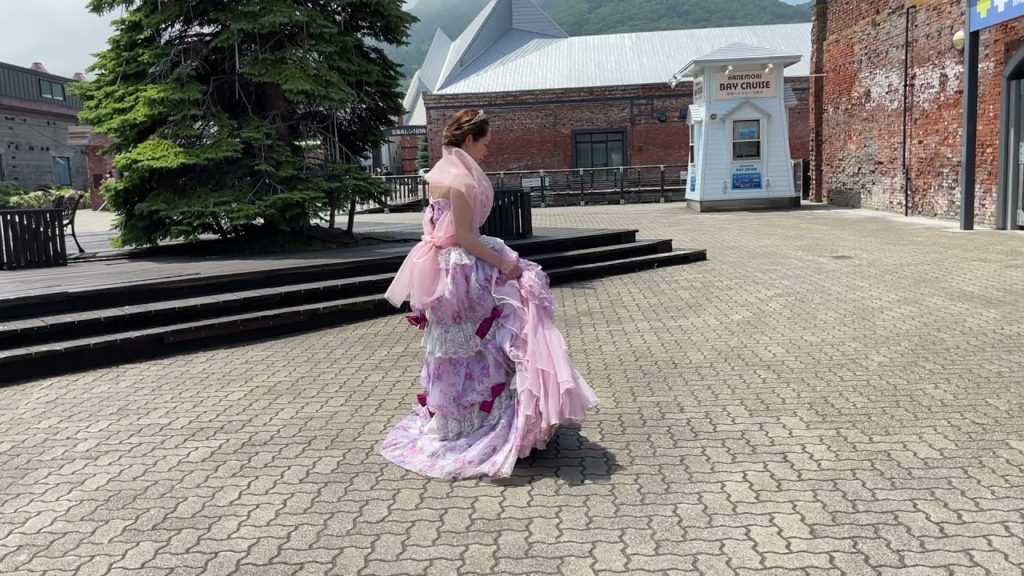 大人のドレス体験　函館旅行で　可愛いピンク色のドレスで撮影です。＾＾