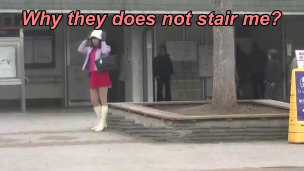 ミニスカ熟女の立ちんぼ訓練1 Waiting 30 minutes in a restaria 1/3