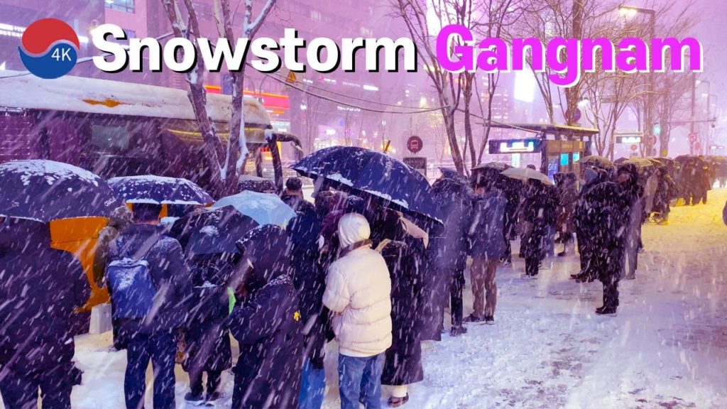 [4K]Seoul Walk - GangNam Snowstorm on the way Home. Heavy Snow Fell. Cars stopped on the Hill, Road.