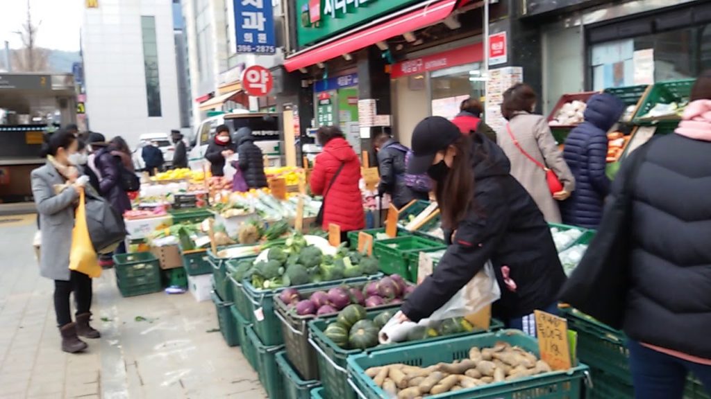 Windy day. Traditional market scenery. 5 Seoul South Korea. 2020. 03. 04 Windy day. Traditional market scenery. 5 Seoul South Korea. 2020. 03. 04