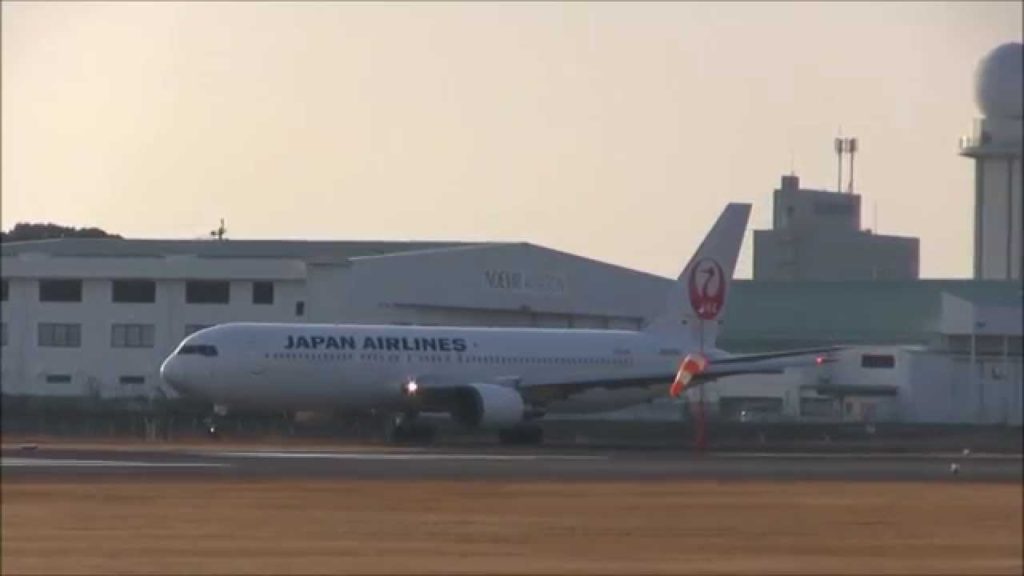 JAL1874 JA8398 B767-300 at Kagoshima Airport