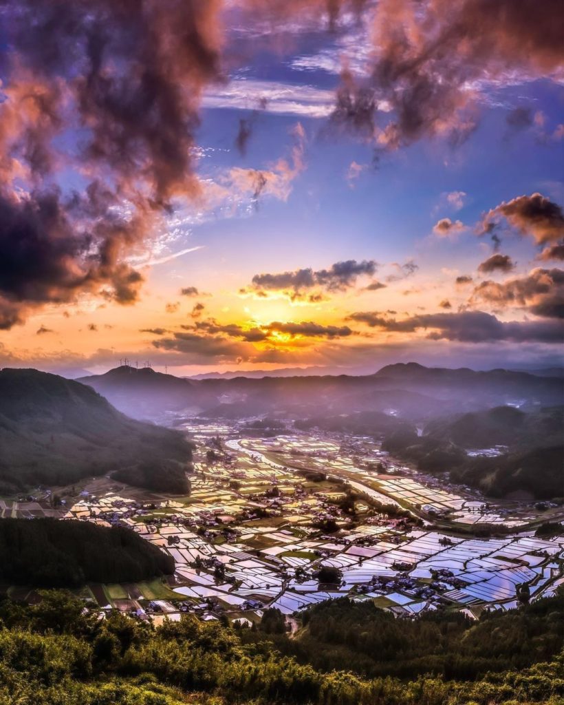 Other than simply "wow!" how can you describe this photo?
Taken from the flat-to...