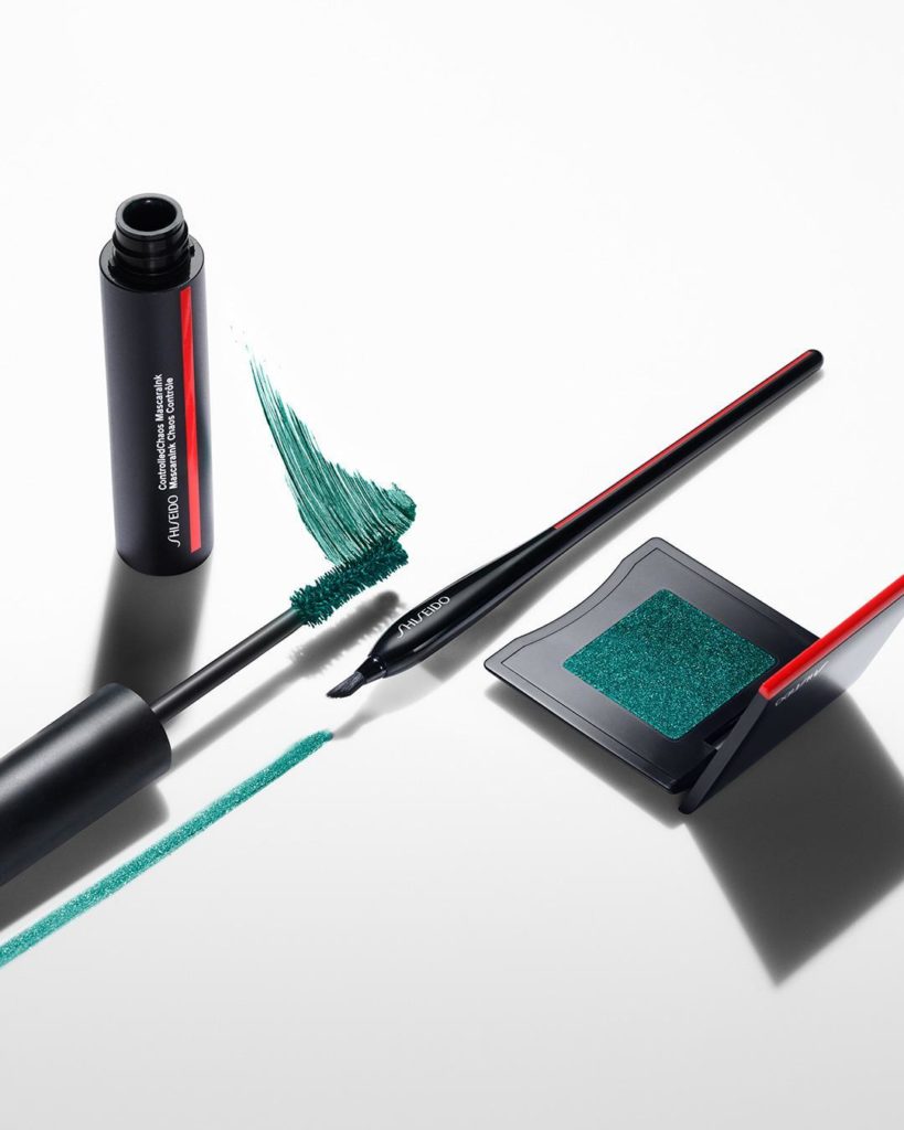 Give emerald lids and lashes the green light. Pair POP PowderGel Eyeshadow in Za...