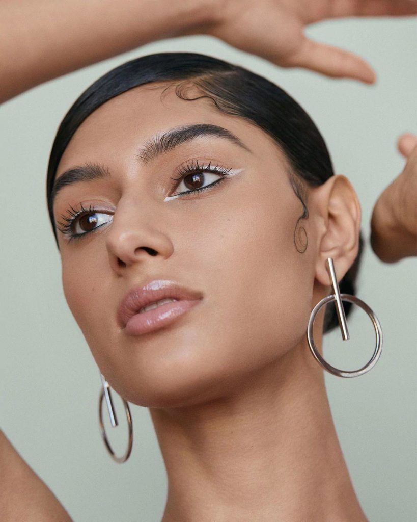 Lay it all on the line. Our SHISEIDO muse wears MicroLiner Ink in White and Navy...