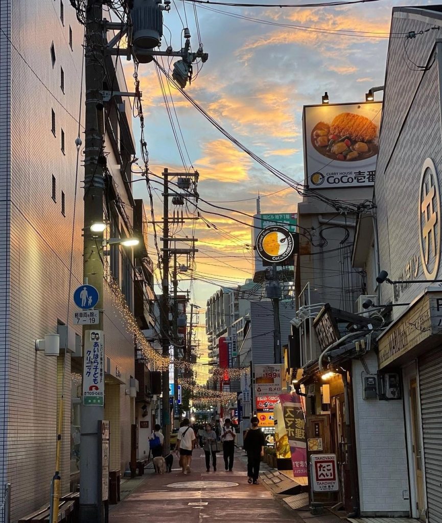 Captivated by the summer sunset in Kobe -- and the Coco Ichibanya off to the sid...