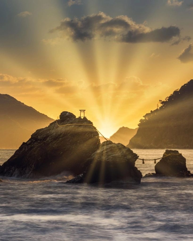 Mornings at Meoto Iwa 
: @wauters_nicolas
-----
Meoto Iwa, #Mie
.
.
.
.
.
#Japan...