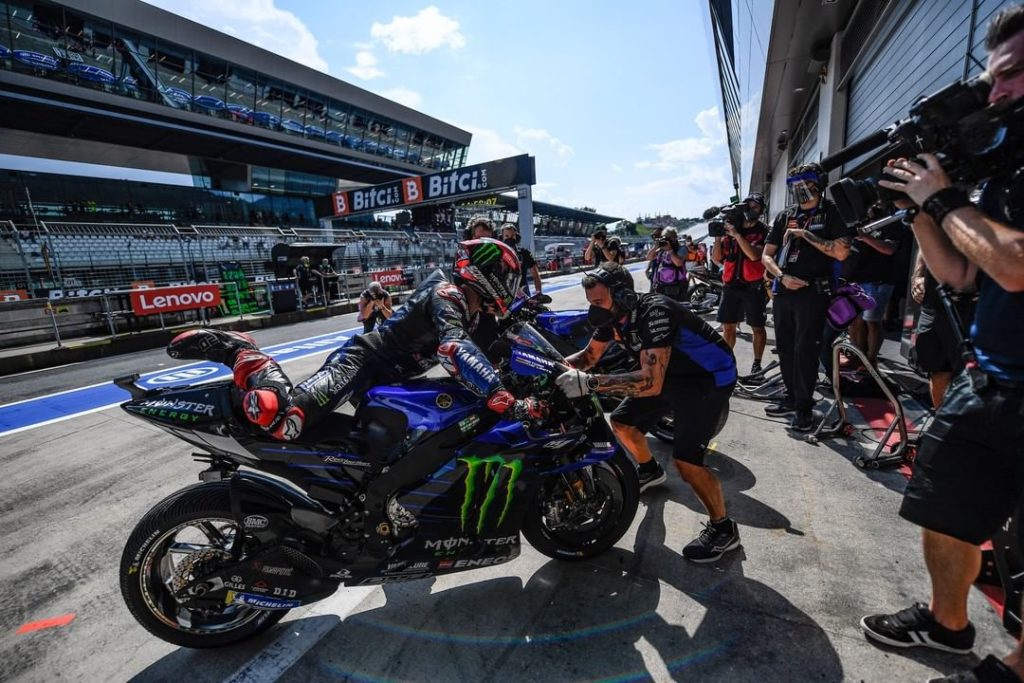 @fabioquartararo20 practised swapping bikes at the end of FP2 

Because in Spiel...