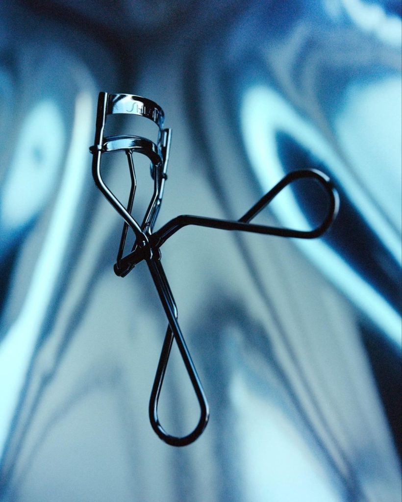 Our best-selling Eyelash Curler makes every look iconic. The pinch-free design g...
