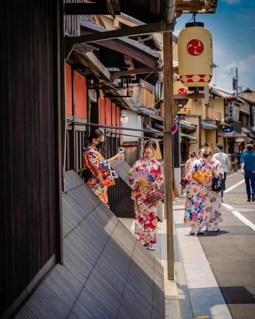 Summer color on the streets of Kyoto 
: @eko_cahyono11
---- 
#Kyoto, #Japan
.⁣⠀...