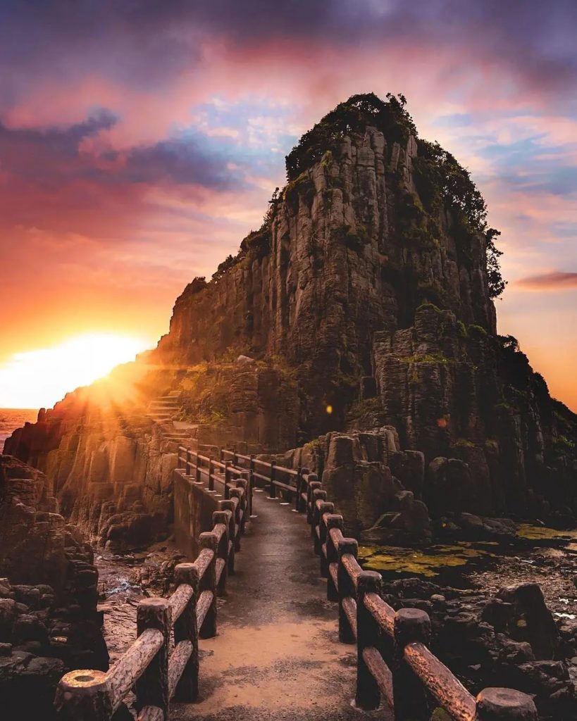 Japan Travel: Hokojima is located along the Echizen Coast of Fukui Prefecture, and it’s made u… Hokojima is located along the Echizen Coast of Fukui Prefecture, and it's made u...