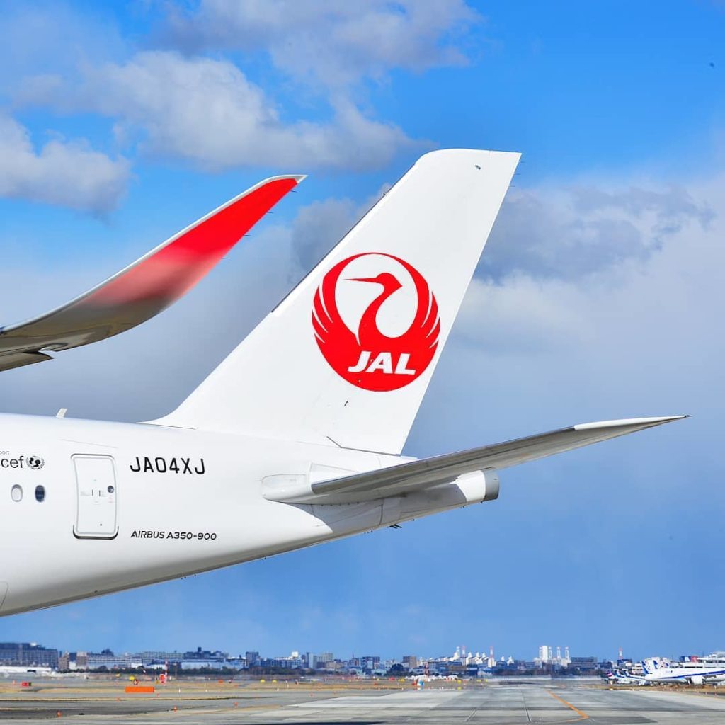 .
At Fukuoka Airport
Red winglet and the tail.
#AmazingAugust  福岡空港にて
赤いウィングレットと...