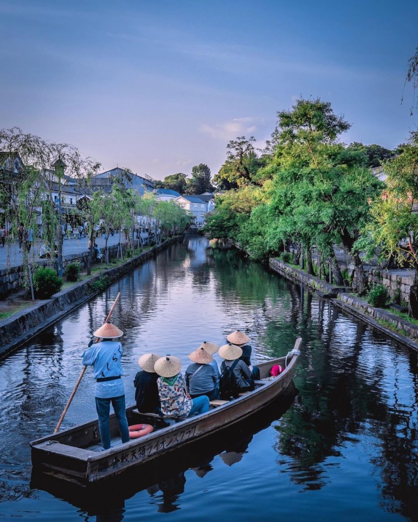 Going, going, gondola! Welcome to Kurashiki in Okayama Prefecture. This canal li...