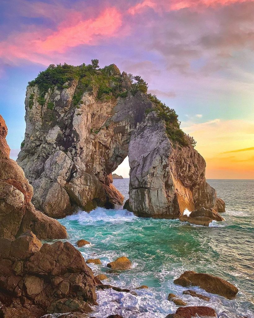 Visit Japan: What can you see?
Looking like it was thrust out of the sea, this is the Tatego … What can you see?
Looking like it was thrust out of the sea, this is the Tatego ...