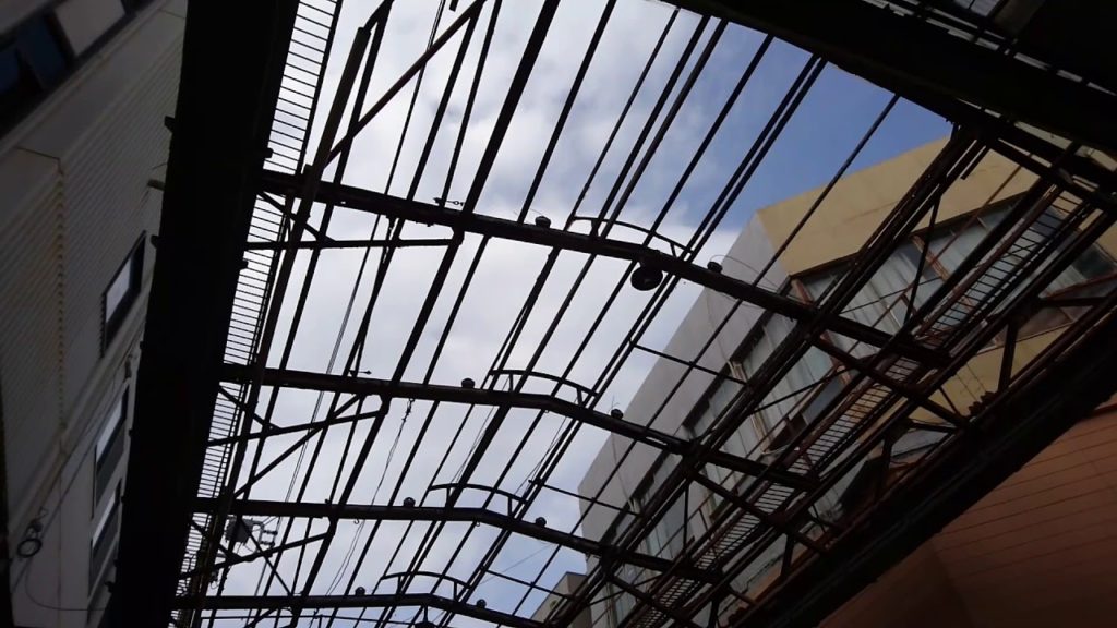 沼津新仲見世商店街の屋根が消える　静岡県沼津市