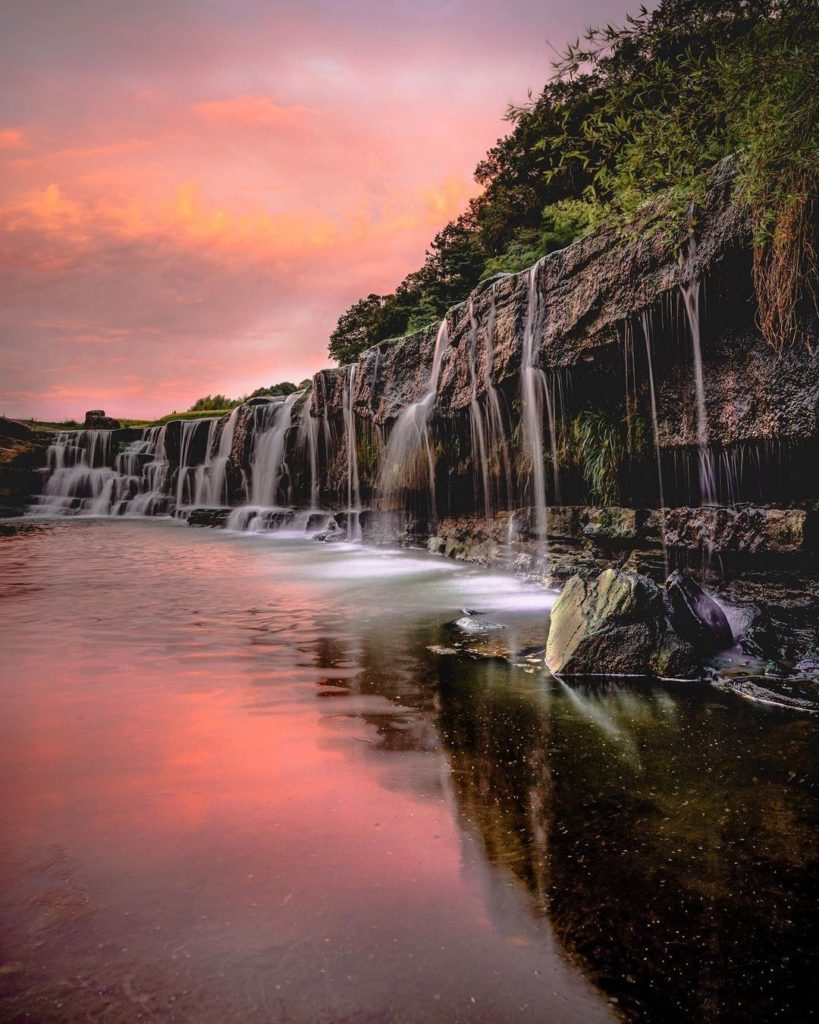 Isn't this waterfall the perfect shape to reflect the red sky?
The Kurotaki Fall...