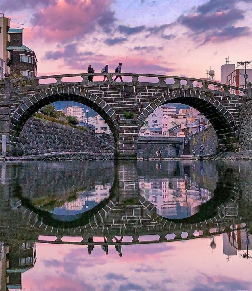 Would you like to try on these glasses?
This all-seeing bridge is the Meganebash...